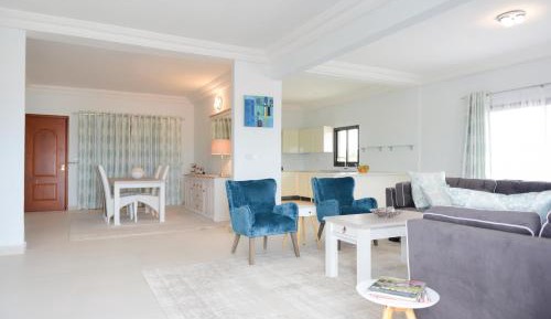 Deluxe Two-Bedroom apartment with Sea view