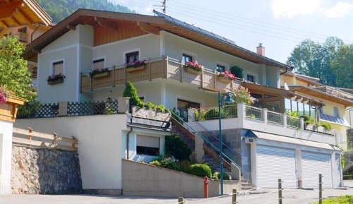 Two-Bedroom Apartment with Shower 