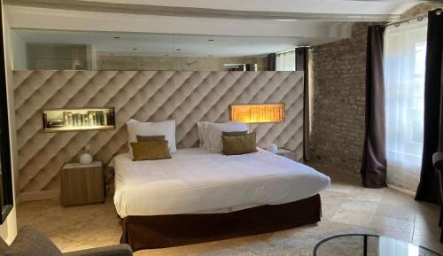 Large Suite - Not Accessible by Elevator
