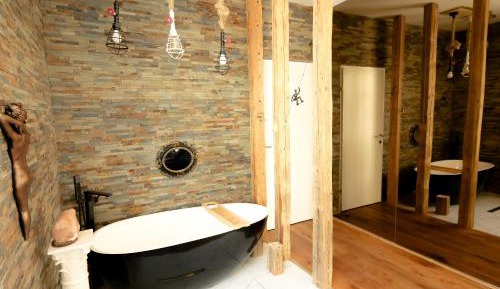 Deluxe King Suite