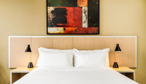Standard Queen Room - City Side