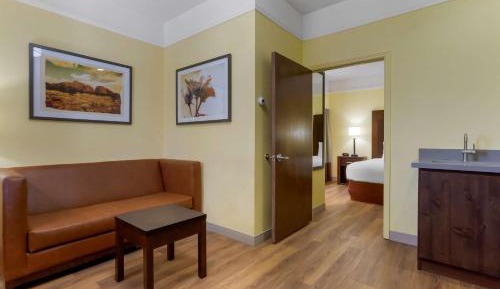 Queen Suite - Courtyard View