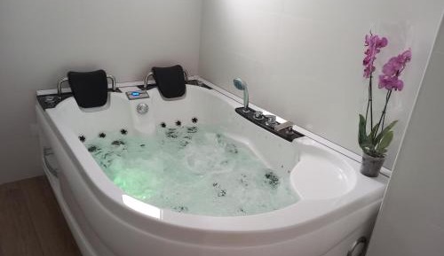 Studio with Spa Bath