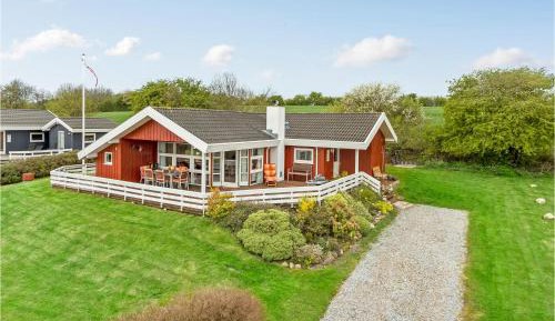 Three-Bedroom Holiday Home 