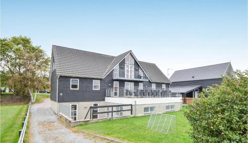 Ten-Bedroom Holiday Home