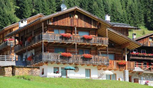 Apartment with Mountain View