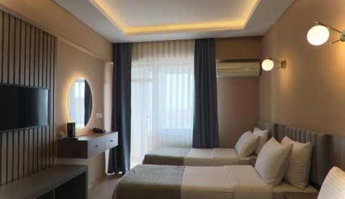 Deluxe Double Room (2 Adults + 1 Child)