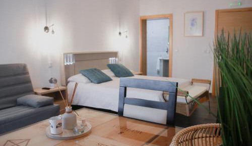 Deluxe Double Room (2 Adults + 1 Child)