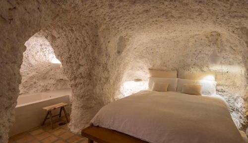 Cave Suite with Bathtub