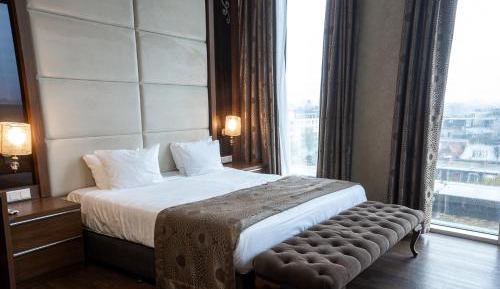 Large Penthouse Suite with Terrace and City View