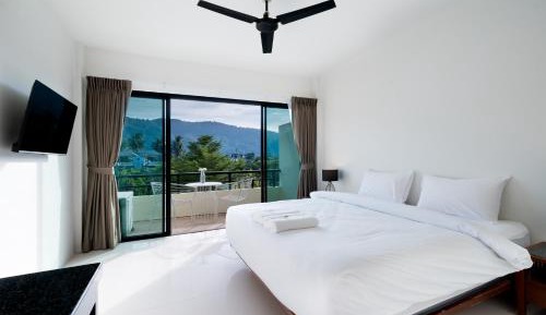 One-Bedroom Suite with Balcony