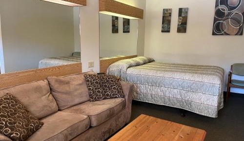 Deluxe Queen Suite