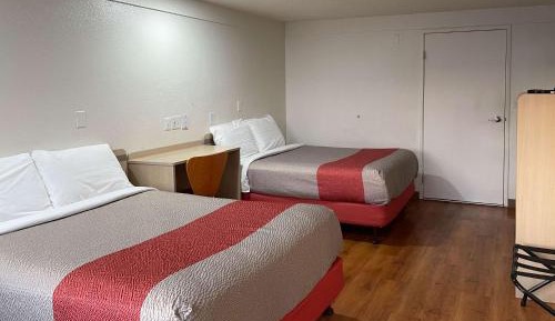 Deluxe Queen Room - Non-Smoking