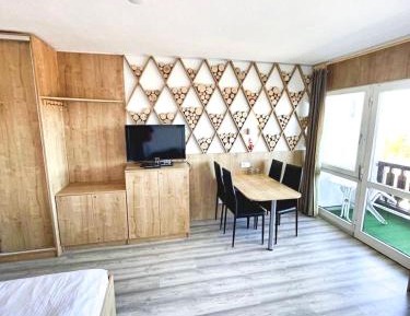 Apartment with Mountain View
