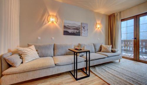 Apartment with Mountain View