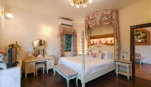 Villa with Garden View