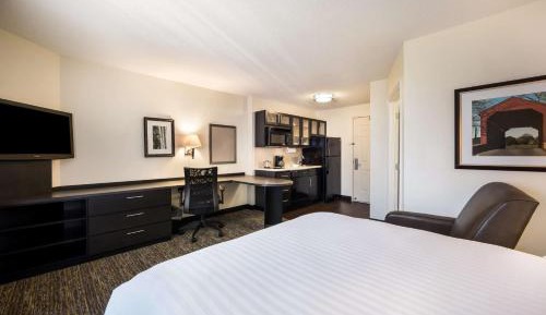 Studio Suite Queen with Tub - Mobility Accessible
