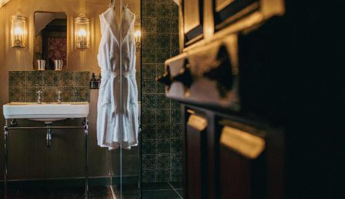 Queen Suite with Spa Bath