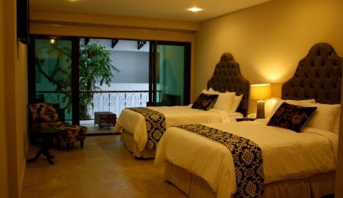 Queen Suite with Pool View