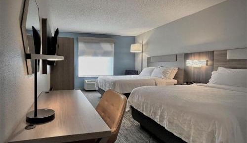 Queen Room with Two Queen Beds Hearing Accessible with Roll-In Shower - Non-Smoking