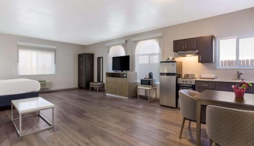 King Room with Kitchen - Non-Smoking