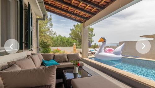 Four Bedroom Villa with Private Pool and Terrace