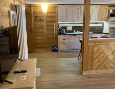 Superior One-Bedroom Apartment with Mountain View