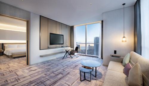 One-Bedroom King Suite with Ocean View - Lounge Access
