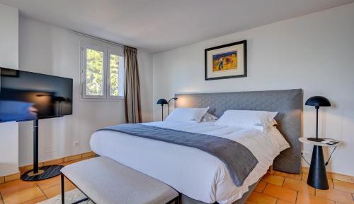 Suite with Pool View