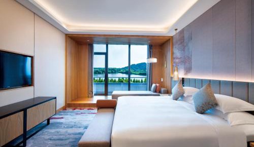 One-Bedroom King Suite with Lake View