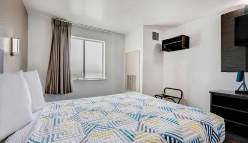 Queen Room - Disability Access - Non-Smoking