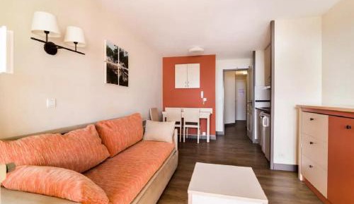 Select One-Bedroom Apartment (5 People)