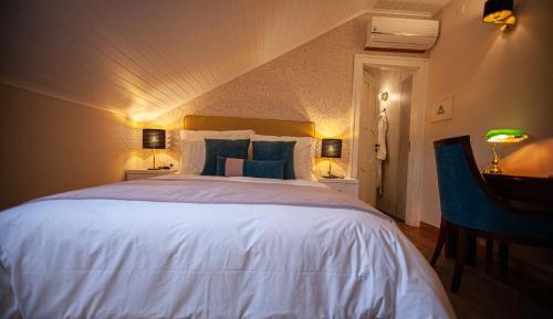 Deluxe Double Room with Side Sea View