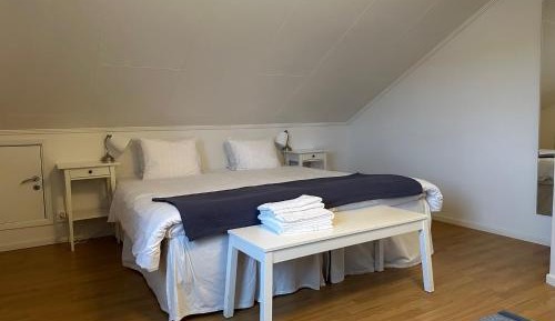 Large Twin Room with Shared Bathroom