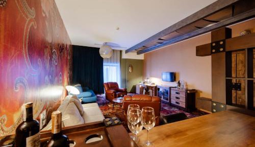 Burgundy Deluxe Apartment