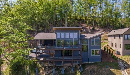 Three-Bedroom Holiday Home 