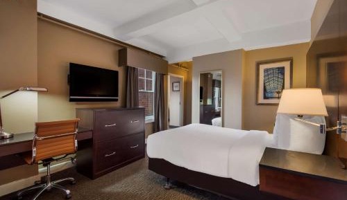 Queen Room with Kitchenette - Non-Smoking