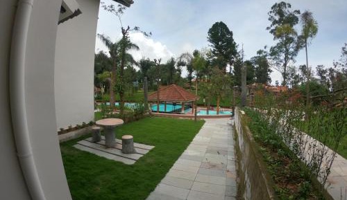 Deluxe Double Room (2 Adults + 1 Child)