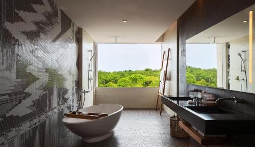 Executive Suite, 1 King, Garden view, Balcony