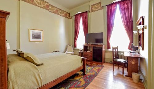 Deluxe Queen Room