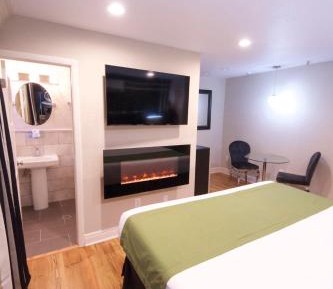 Deluxe King Suite