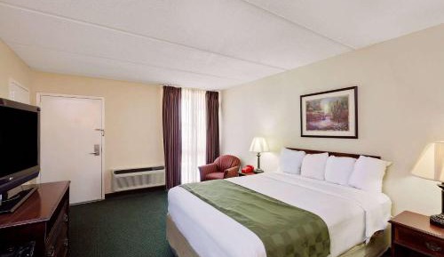 King Room with Roll-in Shower - Mobility Access/Non-Smoking