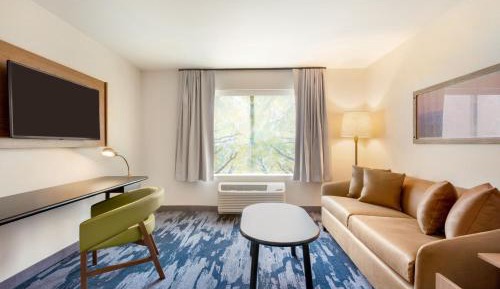 King Suite with Sofa Bed and Adapted Tub - Mobility Accessible