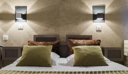 Family Room (4 Adults + 2 Children)