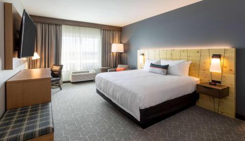 King Room with Track View, Non-Smoking