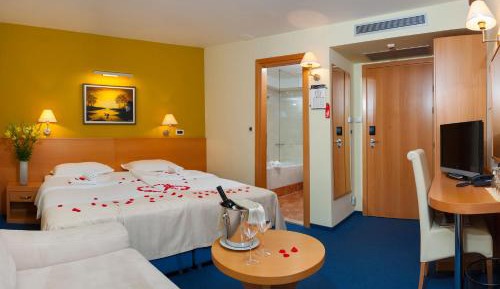 Double or Twin Room with Side Sea View