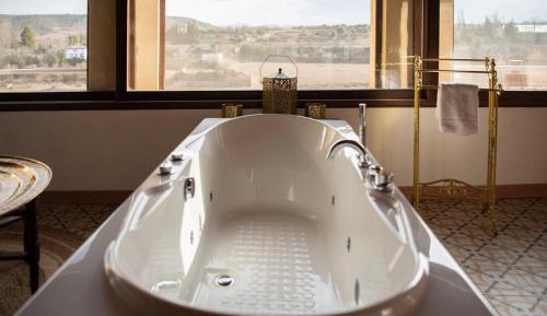 Deluxe Suite with Spa Bath