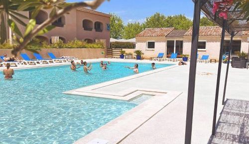 Apartment with Pool View 