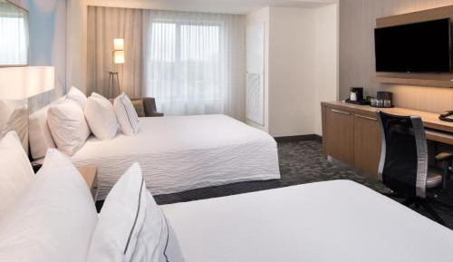 Queen Suite with Sofa Bed and Adapted Tub - Mobility Accessible
