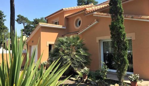 Holiday Home (8 Adults)
